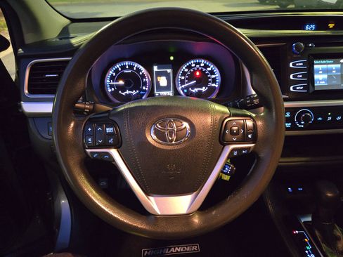 Used 2019 Toyota Highlander LE FWD image 26