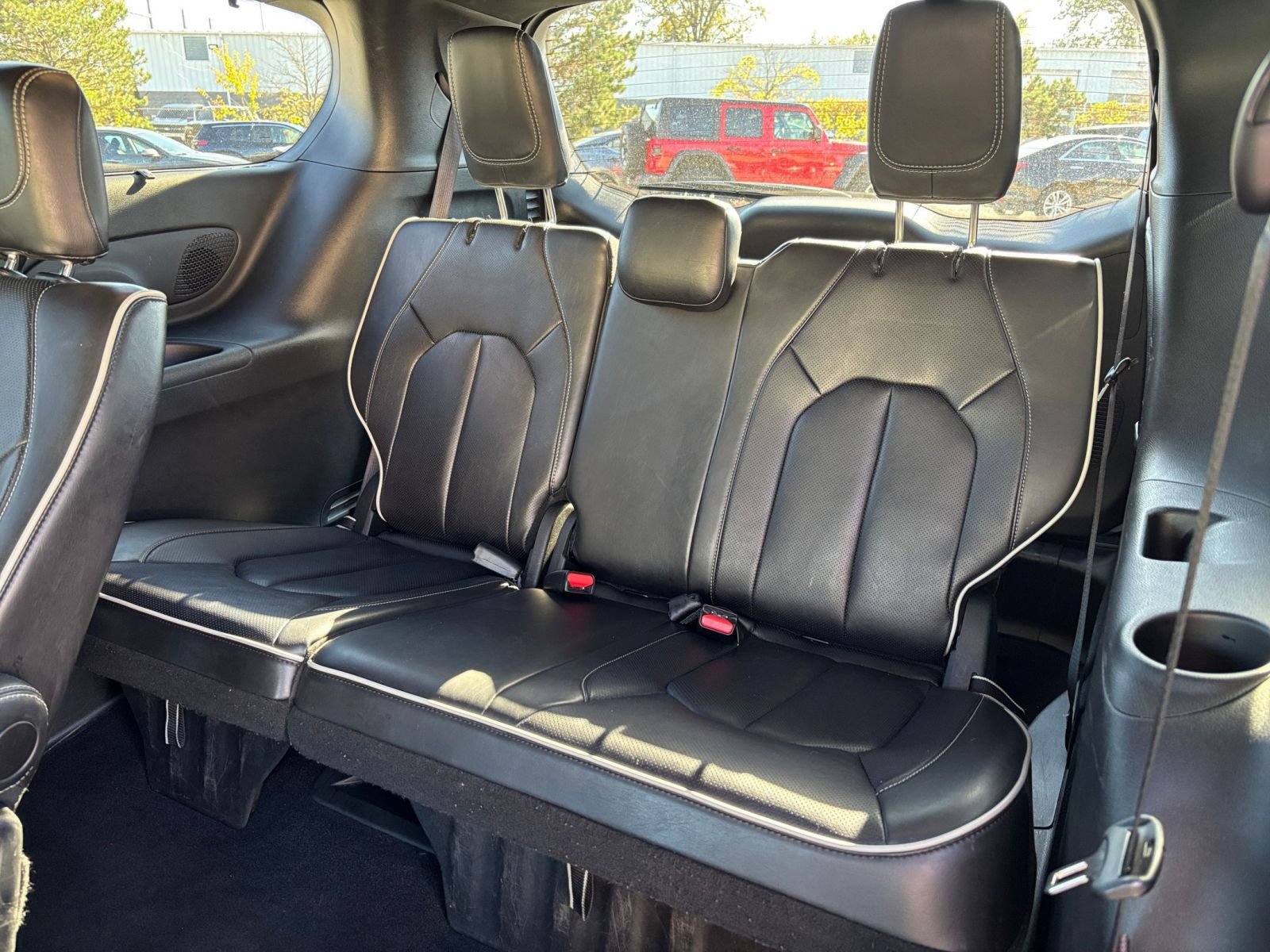 Used 2025 Chrysler Pacifica Limited FWD image 32