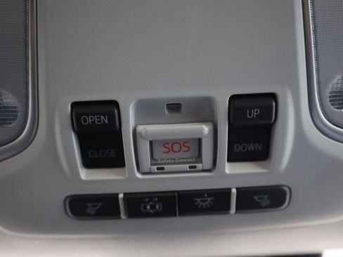 Used 2018 Toyota Prius Four w/ Advanced Technology Package FWD image 39