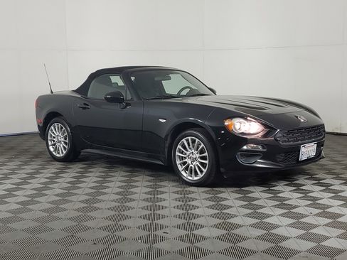 Used 2017 FIAT 124 Spider Classica image 2