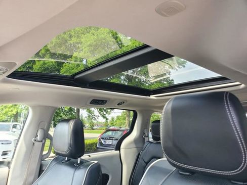 Used 2021 Chrysler Pacifica Limited AWD/4WD image 13