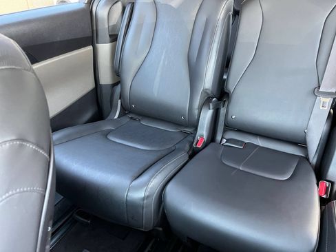 Used 2026 Kia Carnival FWD image 41