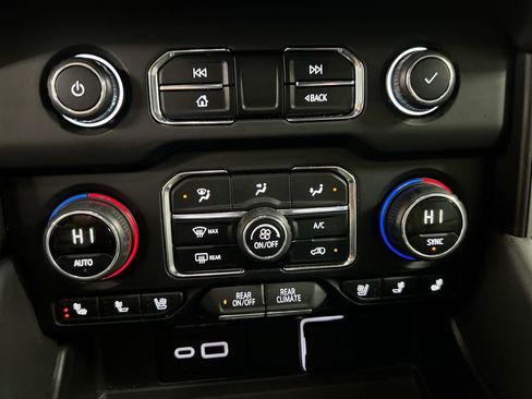 Used 2024 Chevrolet Tahoe Premier AWD/4WD image 17