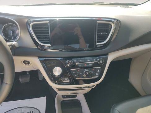 Used 2024 Chrysler Pacifica Touring-L FWD image 11