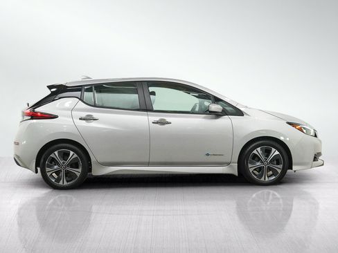 Used 2018 Nissan Leaf SV w/ SV Technology Package FWD image 6