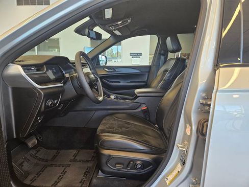 Used 2024 Jeep Grand Cherokee L Laredo image 14