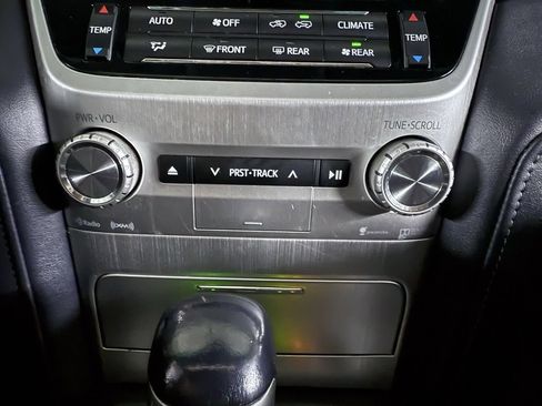 Used 2016 Toyota Land Cruiser image 38