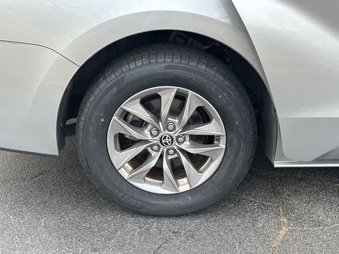 Used 2022 Toyota Sienna XLE image 18