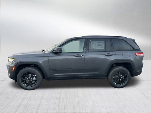 New 2025 Jeep Grand Cherokee Altitude image 8