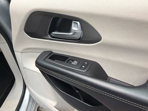 Used 2023 Chrysler Pacifica Touring-L FWD image 31