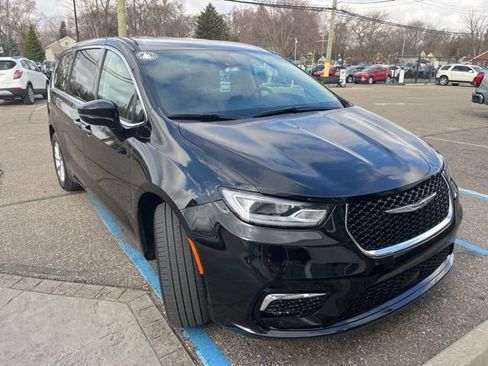 Used 2024 Chrysler Pacifica Touring-L w/ Uconnect Theater Family Group image 3