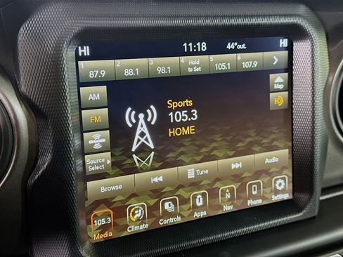 Used 2023 Jeep Wrangler Unlimited w/ Sun & Screen Package image 19