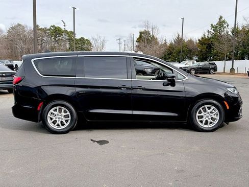 Used 2024 Chrysler Pacifica Touring-L image 13