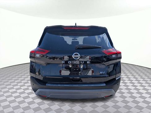 Used 2021 Nissan Rogue SV image 2