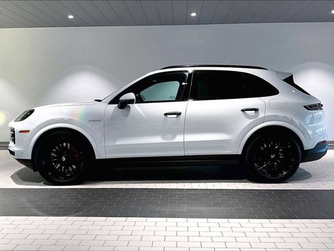 Used 2025 Porsche Cayenne S image 2