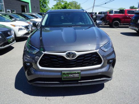 Used 2021 Toyota Highlander XLE AWD/4WD image 3