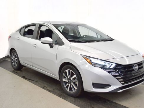 Used 2025 Nissan Versa SV image 2