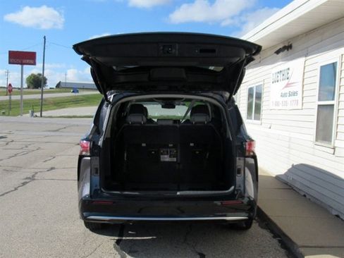 Used 2021 Toyota Sienna Limited image 9