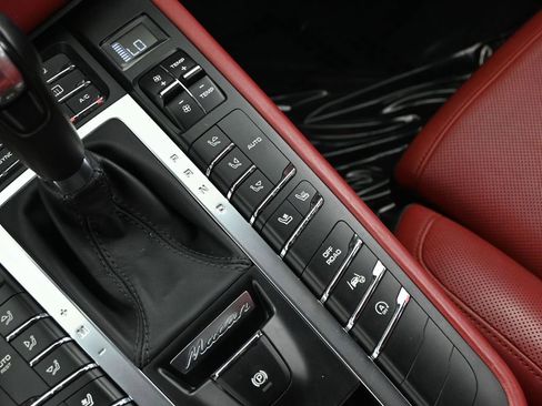 Used 2015 Porsche Macan Turbo image 39