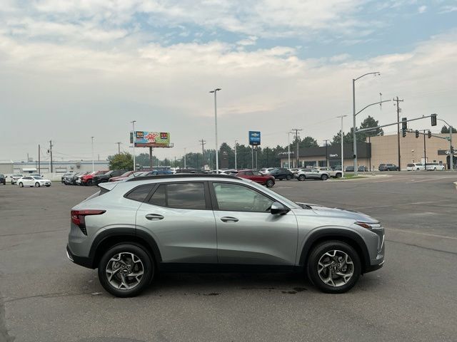 Used 2025 Chevrolet Trax LT FWD image 2