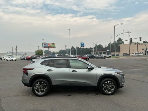 Used 2025 Chevrolet Trax LT FWD image 2