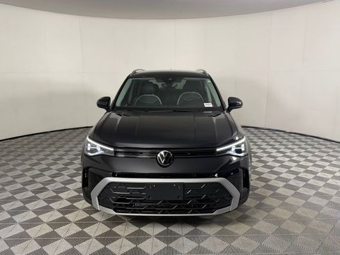 Used 2025 Volkswagen Taos SE image 5