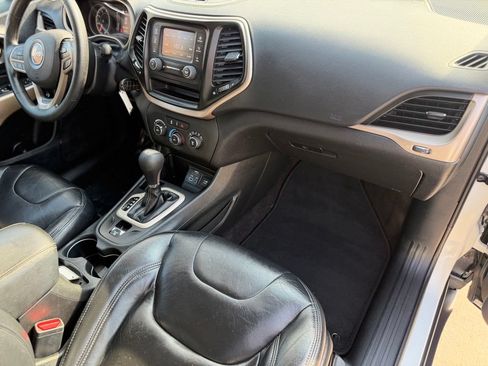 Used 2017 Jeep Cherokee Sport FWD image 13