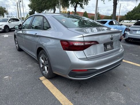 Used 2024 Volkswagen Jetta SE FWD image 3