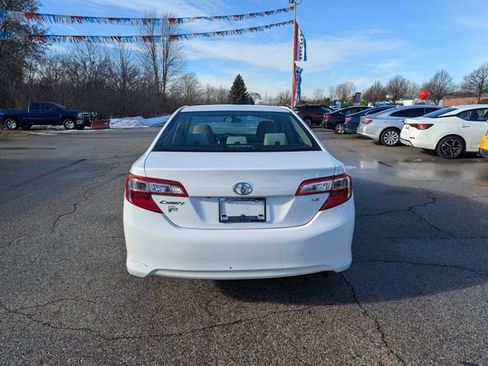 Used 2014 Toyota Camry LE image 4