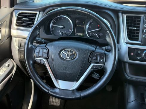 Used 2018 Toyota Highlander XLE AWD/4WD image 16