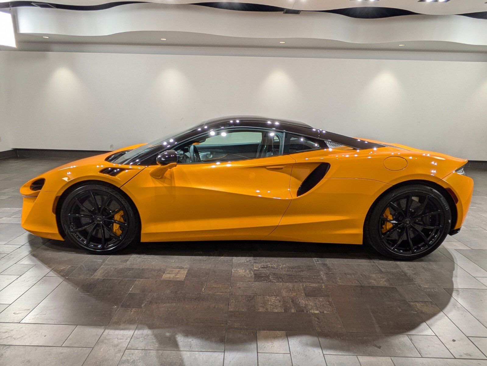 Used 2025 McLaren Artura RWD image 3