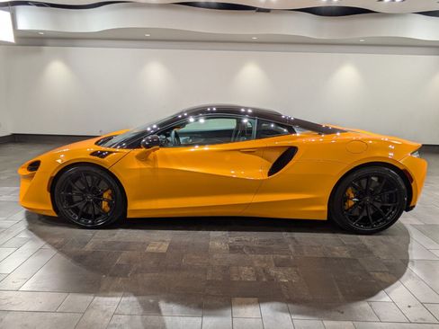 Used 2025 McLaren Artura RWD image 3