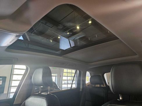Used 2023 Volkswagen Tiguan SE w/ Panoramic Sunroof Package FWD image 22
