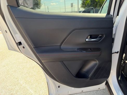 Used 2025 Nissan Kicks SR FWD image 27