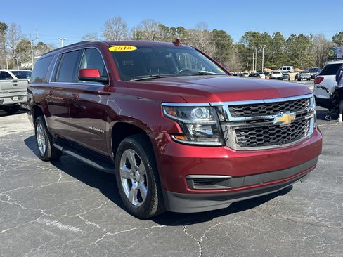 Used 2018 Chevrolet Suburban LT image 2