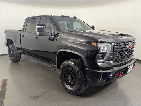 Used 2025 Chevrolet Silverado 2500 ZR2 w/ Technology Package AWD/4WD image 2
