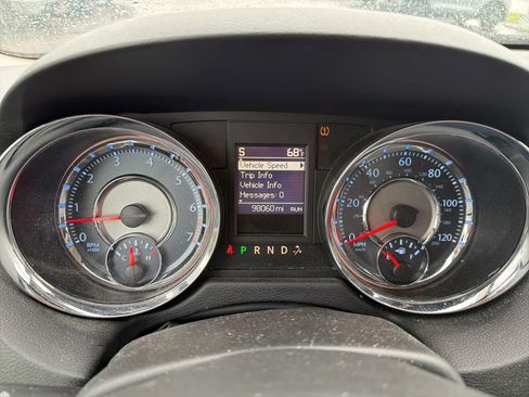 Used 2014 Chrysler Town & Country Touring image 9