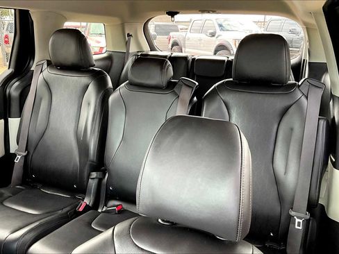 Used 2024 Kia Carnival LX FWD image 28