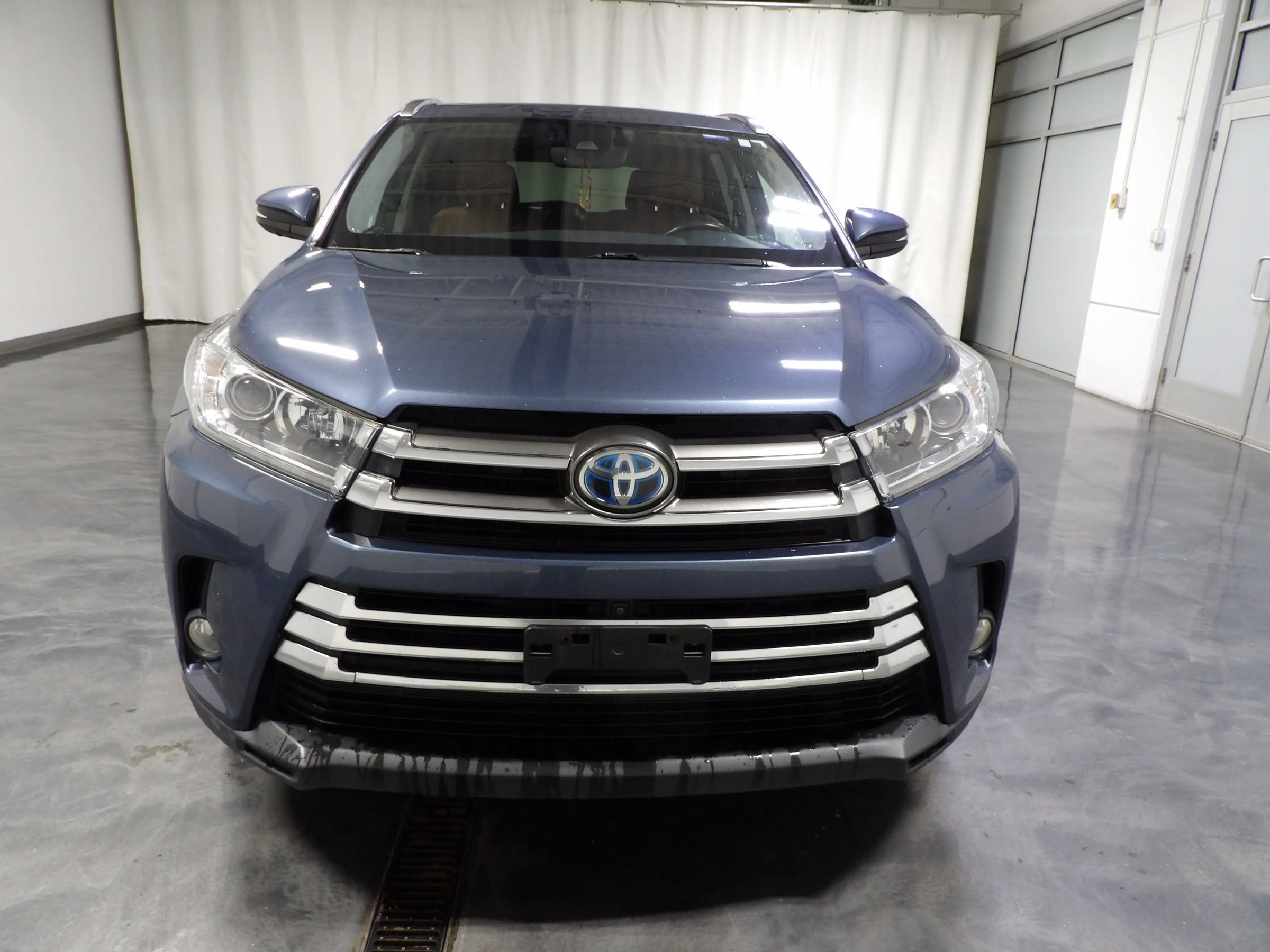 Used 2017 Toyota Highlander Limited Platinum AWD/4WD image 2