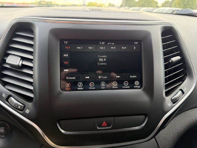 Used 2019 Jeep Cherokee Latitude Plus w/ Comfort/Convenience Group AWD/4WD image 22