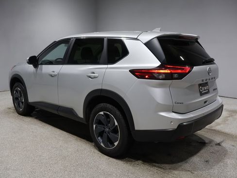 Used 2024 Nissan Rogue SV image 4