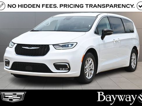 Used 2024 Chrysler Pacifica Touring-L FWD image 1