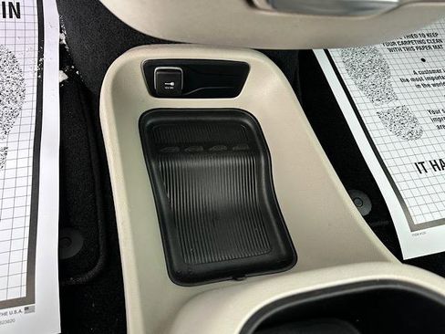 Used 2023 Chrysler Pacifica Touring-L image 29