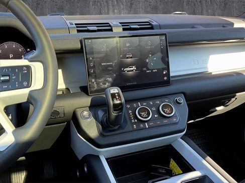 Used 2025 Land Rover Defender 110 S image 9
