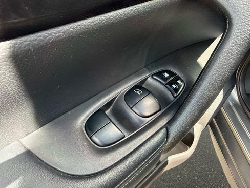Used 2020 Nissan Rogue SV FWD image 18