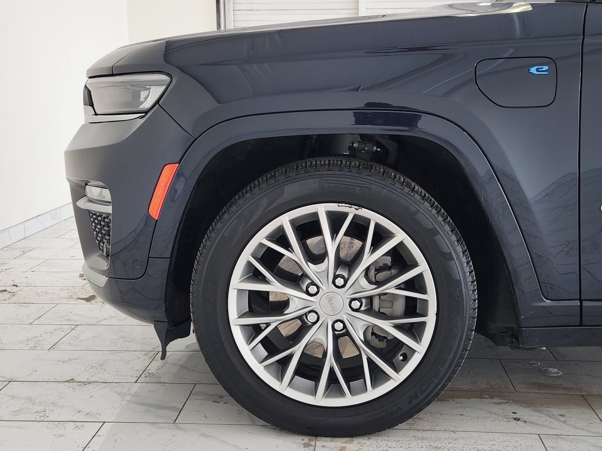 Used 2023 Jeep Grand Cherokee Summit AWD/4WD image 8