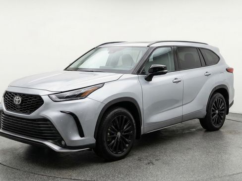 Used 2025 Toyota Highlander XSE image 3