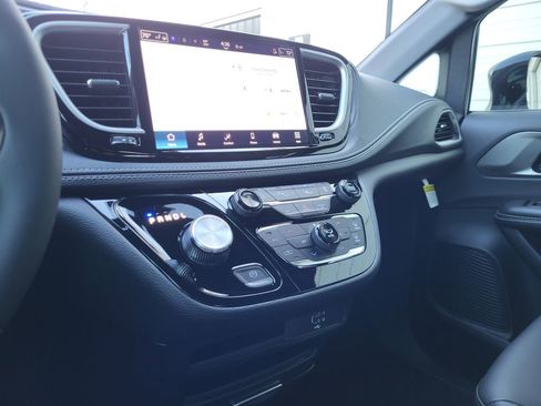 New 2026 Chrysler Pacifica Select image 16