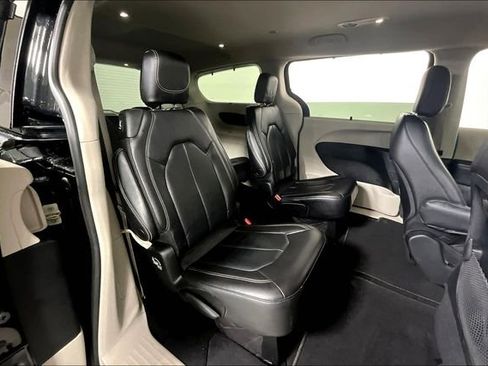 Used 2022 Chrysler Pacifica Touring-L image 26