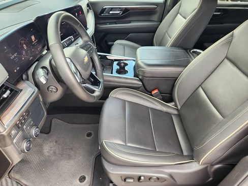 Used 2025 Chevrolet Suburban Premier RWD image 13